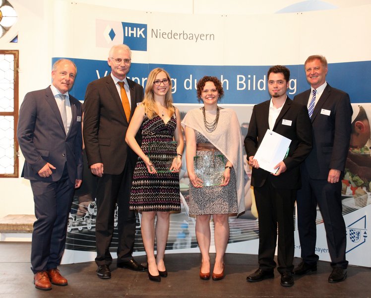 Preisübergabe: IHK-Präsident Thomas Leebmann, Prof. Dr. Karl Stoffel, die Preisträger der Hochschule Christina Zugschwert, Corinna Hilz, Lukas Brandl, Stellvertretender Vorstandsvorsitzender der LfA Förderbank Bayern Dr. Hans Schleicher