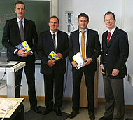 v.l.n.r.: Die BMW-Mitarbeiter Oliver Schierhölter und Franz Linner gaben Einblicke in den Einkauf der BMW Group. Organisiert hatte den Vortrag Florian Hirnich zusammen mit Prof. Dr. Casten Röh.