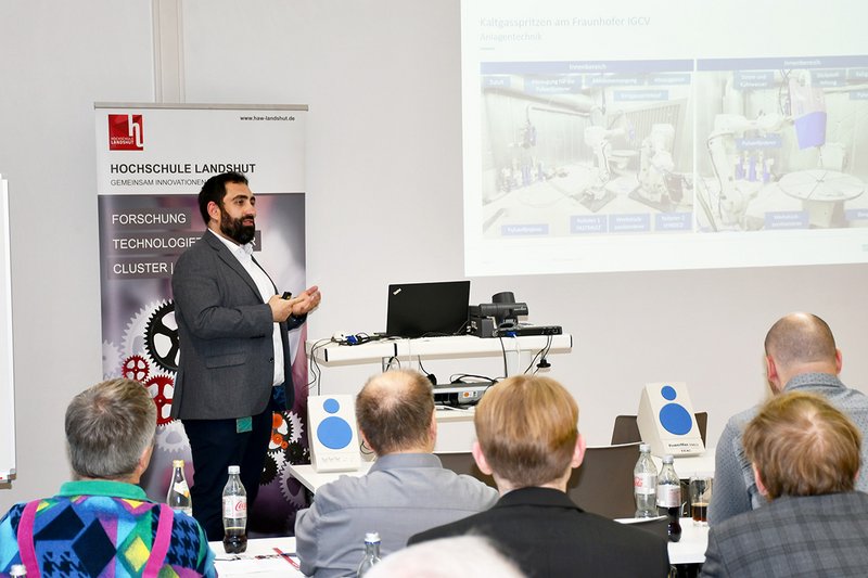 Mit der additiven Fertigung mittels robotergeführtem Hochdruck-Kaltgasspritzen befasste sich Ismail Ünsal (Fraunhofer-Institut für Gießerei-, Composite- und Verarbeitungstechnik IGCV, Augsburg). 