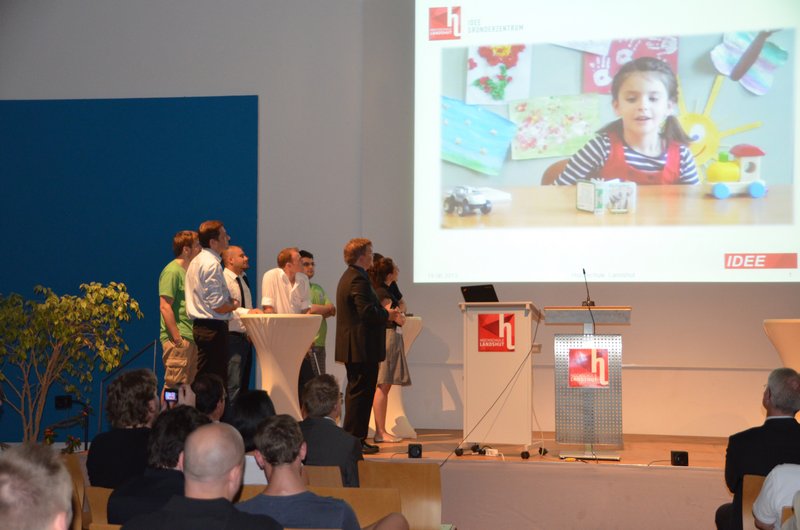 mit dem bekannten „Dingsda“-Spiel stellten die jungen Unternehmer, die auch in einer Ausstellung im Foyer vertreten waren, ihre Gründungsideen und StartUps vor