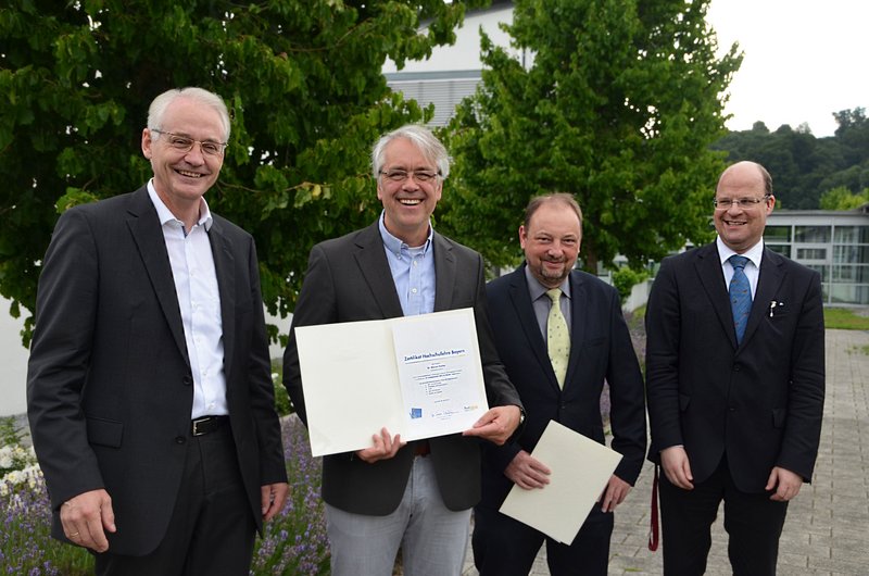 Prof. Dr. Jürgen Wunderlich (Didaktikmentor der Hochschule Landshut, rechts) übergab mit Hochschulpräsident Prof. Dr. Karl Stoffel (links) die Zertifikate an Prof. Dr. Marcus Fischer und Prof. Dr. Michael Leckebusch (Mitte, von links).