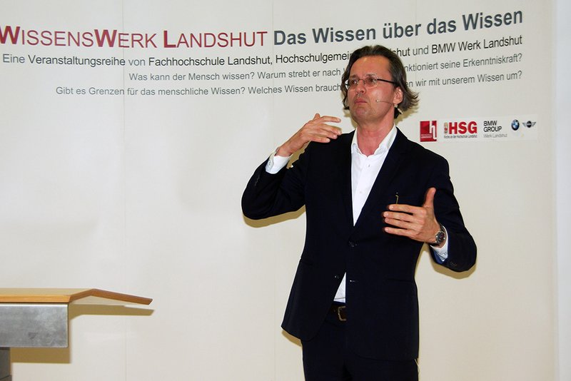 Prof. Dr. Bernhard Pörksen (Universität Tübingen) bei seinem Vortrag.