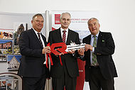 Bürgermeister Josef Pellkofer überreicht Hochschulpräsident Prof. Dr. Karl Stoffel und Ludwig Spaenle den Schlüssel.