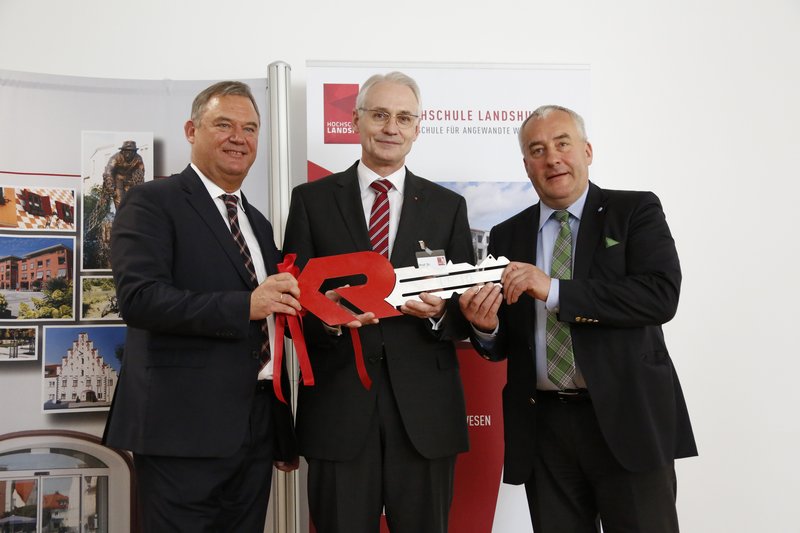 Bürgermeister Josef Pellkofer überreicht Hochschulpräsident Prof. Dr. Karl Stoffel und Ludwig Spaenle den Schlüssel.