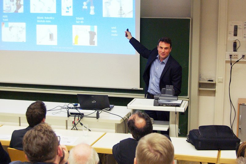 Das große Potenzial von CoBots zeigte Prof. Dr. Jörg Mareczek auf.