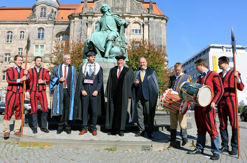 Feierliche Zeremonie vor dem Otto-von-Guericke Denkmal in Magdeburg
