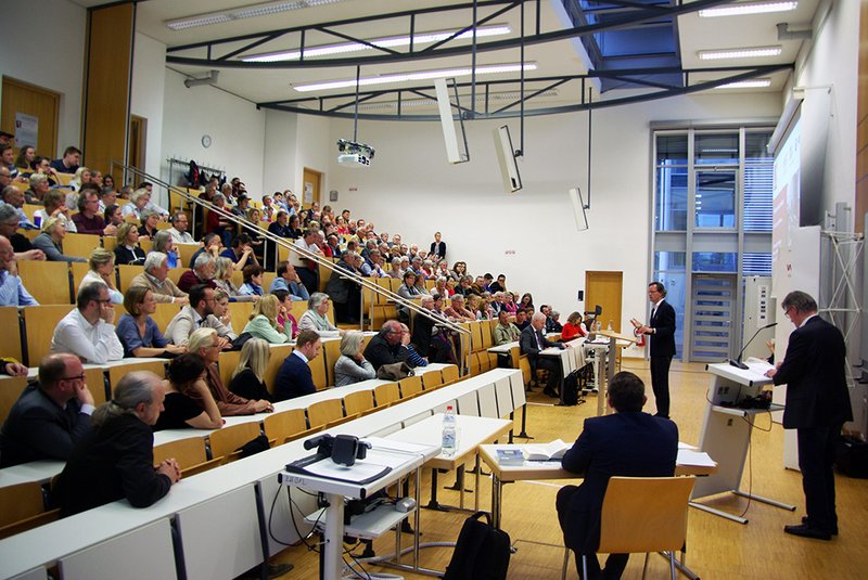 Die anschließende lebhafte Diskussion zeigte das große Interesse des Publikums am Thema.