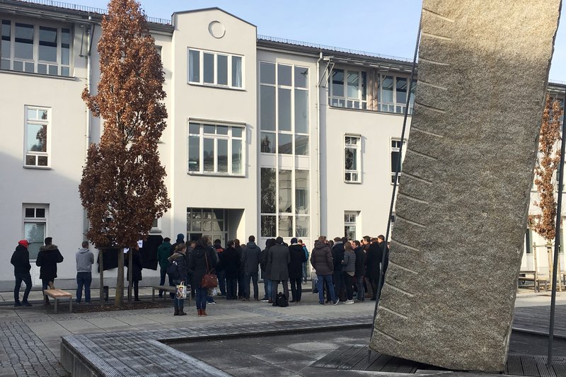 Eine Tafel macht nun auf den Hintergrund des Kunstwerks aufmerksam. Sie wurde am Mittwoch enthüllt.