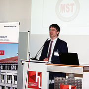 Der Initiator der Veranstaltung, Prof. Dr. Artem Ivanov, bei seiner Einführung.