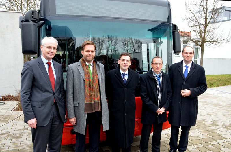 Stolze Besitzer eines Erdgasbusses: (v. li.) Hochschulpräsident Prof. Karl Stoffel, Frank Westermann, Regionalleitung Regio Bus Bayern, Prof. Ralph Pütz, Leiter BELICON, Jörg Konrad, Regionalbus Ostbayern GmbH und Prof. Sven Roeren, Dekan der Fakultät