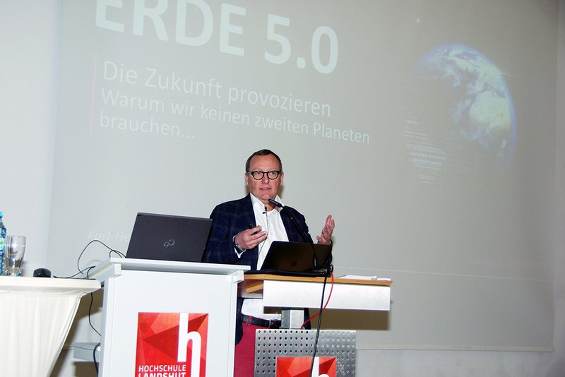 Die Lösung globaler Herausforderung und eine Erde 5.0 verspricht sich Karl-Heinz Land, Sprecher Initiative Deutschland Digital, von der Digitalisierung.