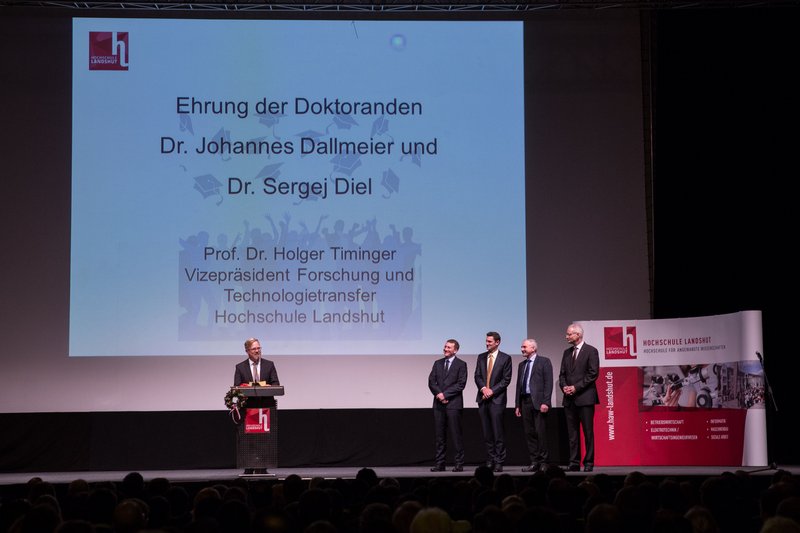Vizepräsident Prof. Dr. Holger Timinger ehrte die Doktoren Sergej Diel und Johannes Dallmeier. Mit im Bild: Betreuer Prof. Dr. Otto Huber und Hochschulpräsident Prof. Dr. Karl Stoffel (v. links).