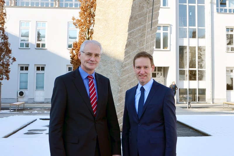 Rainer Haselbeck (rechts), seit Dezember Regierungspräsident von Niederbayern, sprach mit Hochschulpräsident Prof. Dr. Karl Stoffel über anstehende Projekte der Hochschule Landshut.