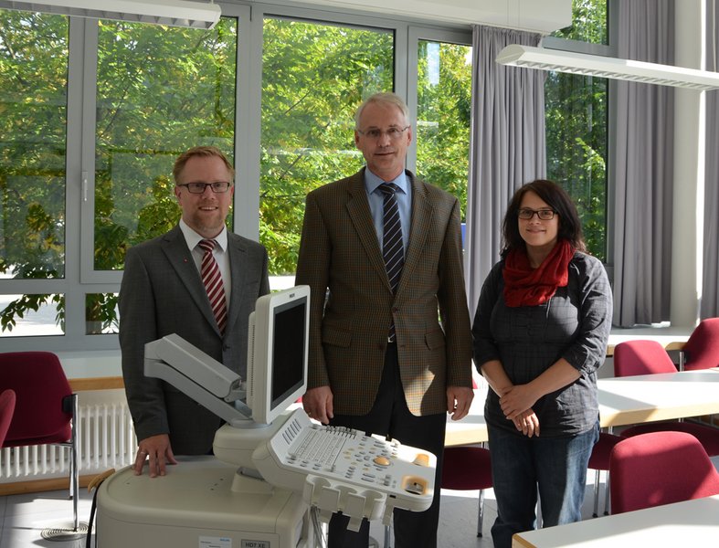 v.l.: Prof. Dr. Holger Timinger, Hochschulpräsident Prof. Dr. Karl Stoffel und Projektleiterin Barbara Winbeck