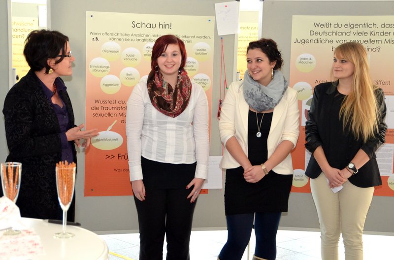Prof. Dr. Mechthild Wolff (ganz links) beglückwünschte die Studentinnen (v.l.) Ramona Kandlbinder, Anja Bawidamann und Sandra Neumann zur ihrer gelungen Kinderschutz-Aktionswoche