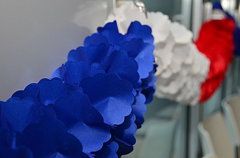 Dekoration in den französichen Farben für das 30jährige Hochschulkooperationsjubiläum