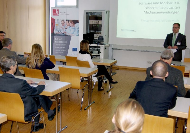 Prof. Dr. Holger Timinger, wissenschaftlicher Leiter des Netzwerks, moderierte die Medizintechnik-Sessions beim Symposium.