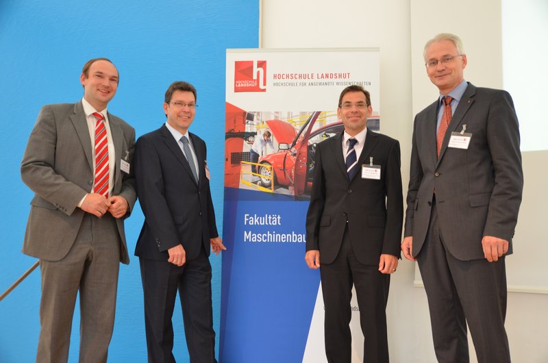 v.l. Prof. Dr. Sven Roeren, Dekan der Fakultät Maschinenbau; Martin Schmidt, Vertreter des VDV und Vorsitzender des Kraftfahrzeugausschusses; Prof. Dr. Ralph Pütz, Hochschule Landshut und Prof. Dr. Karl Stoffel, Präsident der Hochschule Landshut