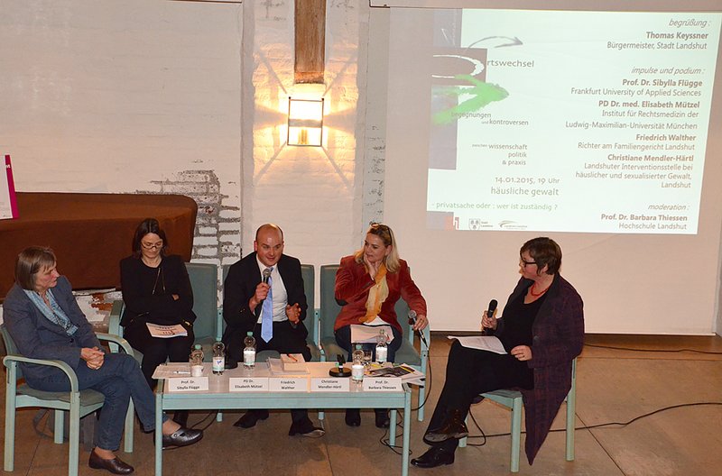 Das Thema „Häusliche Gewalt“ bildete den Abschluss der dreiteiligen Podiumsdiskussionsreihe „ortswechsel“ in diesem Wintersemester