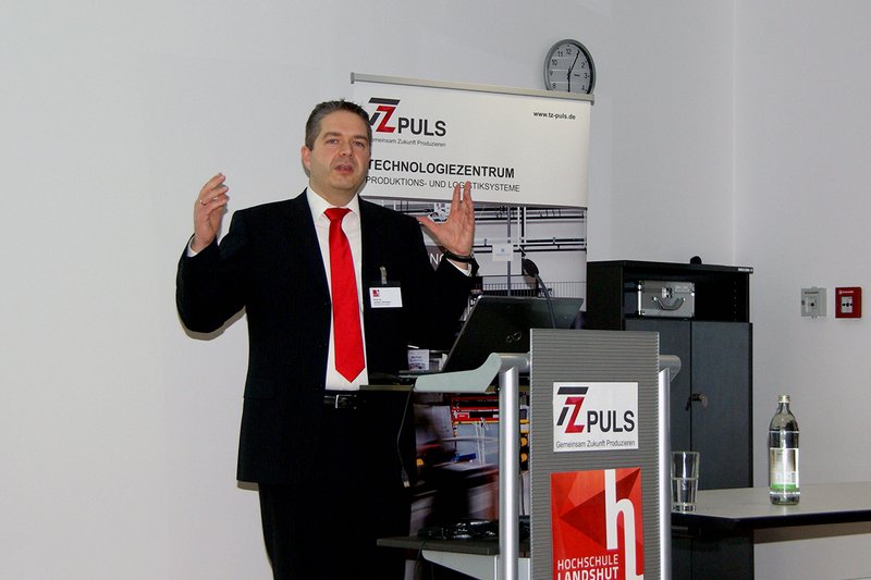 Prof. Dr. Uhrmann, wissenschaftlicher Leiter der Veranstaltungsreihe
