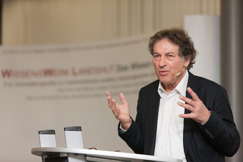 Prof. Dr. Dieter Frey bei seinem Vortrag über Grundsätze guter Führung.