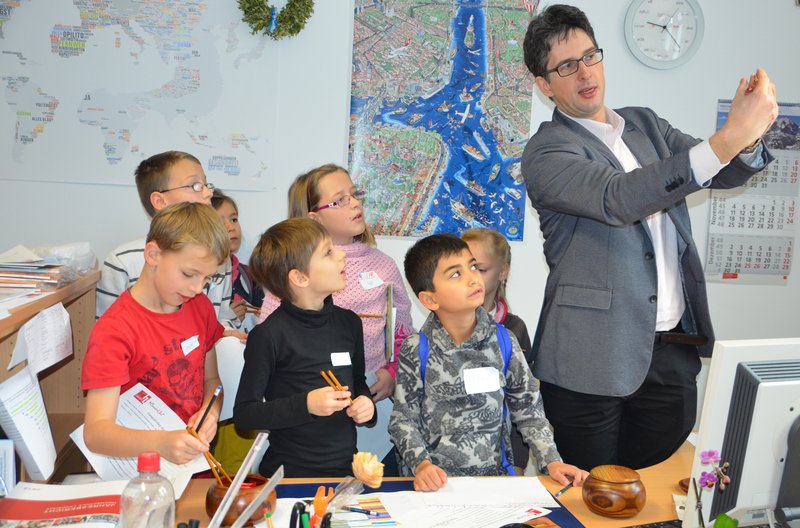 So isst man mit Stäbchen! Der Leiter des Sprachenzentrums Bernhard Osterkorn zeigte den Kindern, wie es funktioniert