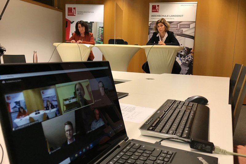 Moderiert wurde die Veranstaltung von Prof. Dr. Barbara Höling (links) und Prof. Dr. Barbara Denk.