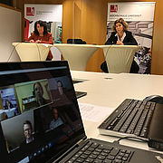 Moderiert wurde die Veranstaltung von Prof. Dr. Barbara Höling (links) und Prof. Dr. Barbara Denk.