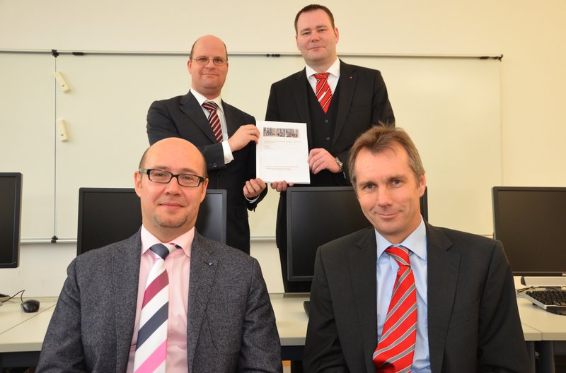 Die gemeinsamen Herausgeber der Landshuter Arbeitsberichte zur Wirtschaftsinformatik: (Vordere Reihe von li. nach re.) Prof. Dr. Peter Scholz, Prof. Dr. Dieter Greipl; (Hintere Reihe) Prof. Dr. Jürgen Wunderlich, Prof. Dr. Christian Seel.