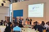 Im Audimax der Hochschule Landshut verfolgten gespannt 80 Vertreter/innen der Autombilbranche die Präsentation von Prof. Röh und Dirk Schlage