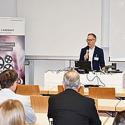Prof. Dr. Holger Timinger bei der Begrüßung der Teilnehmer*innen