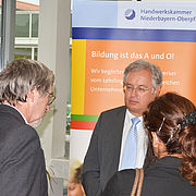 Informationen aus erster Hand konnten sich die Teilnehmer/innen bei verschiedenen Ansprechpartnern, hier der HWK, holen.
