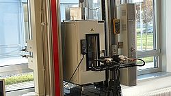 Konstruktion von Haltevorrichtungen für quasistatische und zyklische Werkstoff- und Bauteilversuche bei höheren Temperaturen