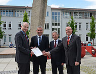 Prof. Dr. Karl Stoffel (li.) und Ludwig Zellner (re.) freuen sich über die großzügige Spende, die vom Vorstandsvorsitzenden der Sparkasse Niederbayern-Mitte, Walter Strohmaier und Obmann der niederbayerischen Sparkassen, Dietmar Bruckner übergeben wur