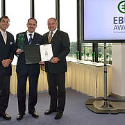 Im Beisein von Rainer Bomba, Staatssekretär im Bundesministerium für Verkehr, Bau und Stadtentwicklung, überreichte Prof. Dr. Ralph Pütz, Fakultät MB der Hochschule Landshut, die Auszeichnung in der Kategorie Brennstoffzellenbusse an Roman Biondi, Ma