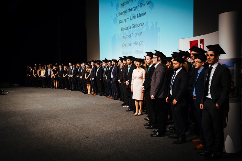 Absolventinnen und Absolventen der bayerischen Hochschulen für angewandte Wissenschaften (HAW) starten sowohl nach dem Bachelor- als auch dem Masterabschluss mit höheren Einstiegsgehältern in ihr Berufsleben als ihre Kolleginnen und Kollegen von den Universitäten.