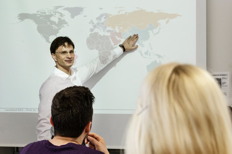 Die ersten internationalen Wirtschaftsingenieurinnen und -ingenieure der Hochschule Landshut haben ihren Abschluss gemacht. „Die Nachfrage nach Internationalen Wirtschaftsingenieuren ist mittlerweile sogar noch größer als bei Gründung des Studiengangs“, betont Studiengangsleiter Prof. Dr. Markus Schmitt.