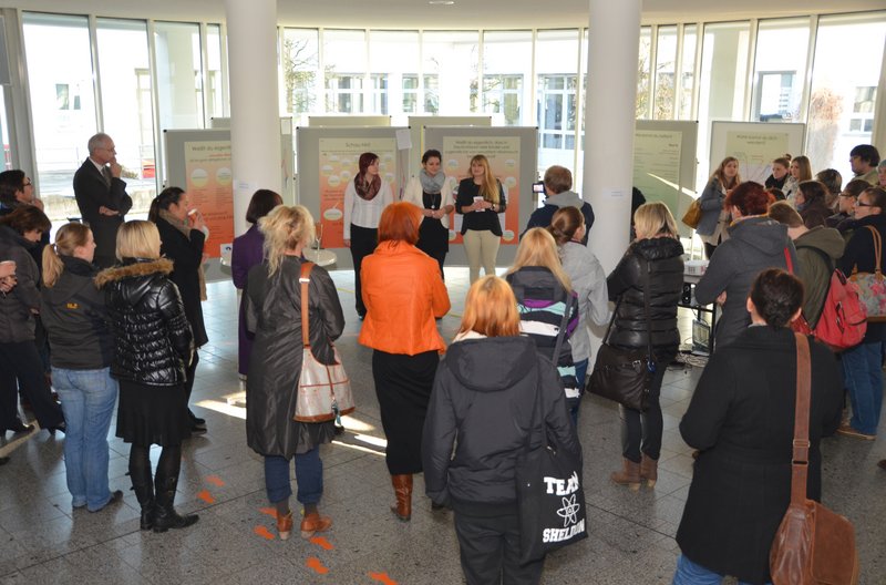 Bereits die Auftaktveranstaltung am vergangenen Montag lockte zahlreiche interessierte Besucher/innen Ausstellung