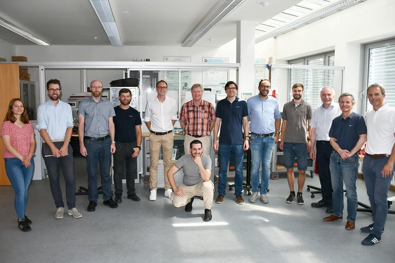 [Translate to Englisch:] Beim Projekttreffen an der Hochschule Landshut trafen sich Partner aus Forschung und Industrie. Die Gastgeber (v.r.): Marc Bicker (ITZ), Prof. Dr. Norbert Babel, Prof. Dr. Otto Huber.