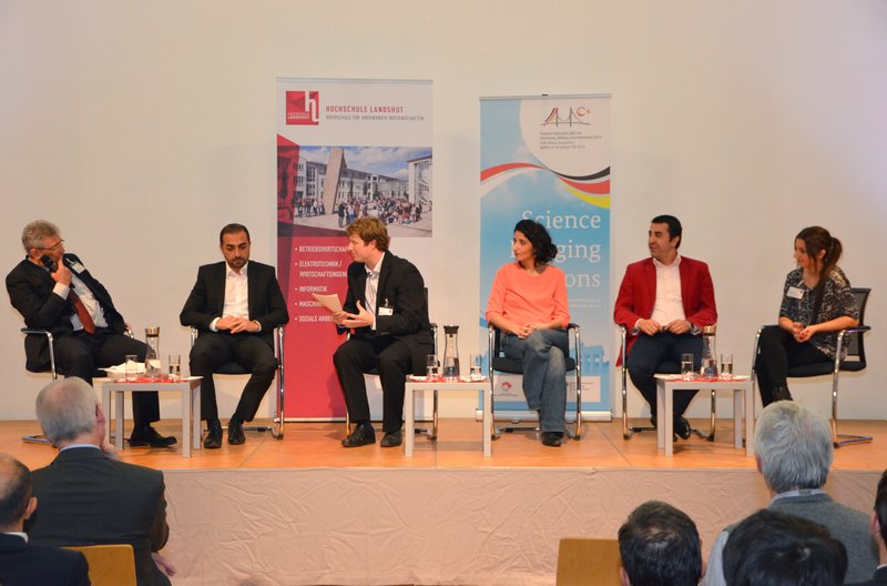 Die Podiumsteilnehmer sprachen über ihre Erfahrungen aus dem „Leben in zwei Welten im Rahmen der Türkei-Tage an der Hochschule Landshut