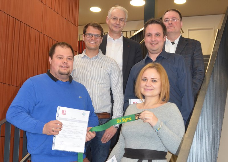 Die Absolventen Tobias Kaa, Thomas Herrmann, Michael Sollinger und die Absolventin Svetlana Petrova  (v. links) tragen jetzt den Six Sigma Green Belt. Damit dürfen sie Optimierungsprojekte in Unternehmen leiten. Hochschulpräsident Prof. Dr. Karl Stoffel und Prof. Dr. Thomas Faldum (hinten, v. links) haben Zertifikate und Gürtel übergeben.