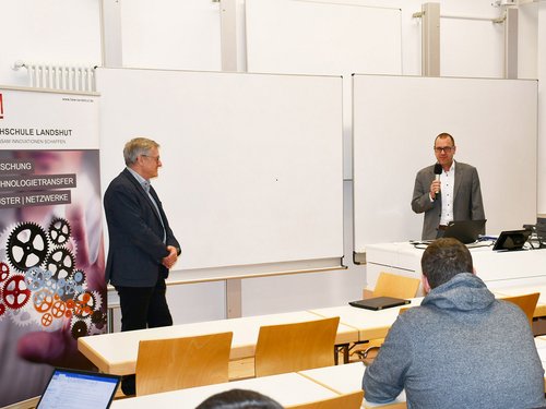 Hochschulvizepräsident Prof. Dr. Marcus Jautze (rechts) mit Veranstaltungsinitiator Prof. Dr. Josef Hofmann bei der Begrüßung der Teilnehmer/innen.