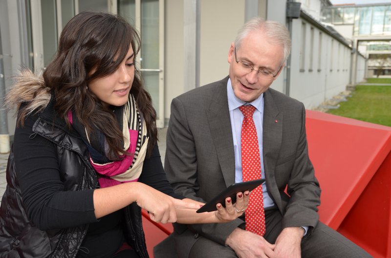 Einen Preis und an Erfahrung dazu gewonnen: Marta Fernandes zeigt stolz Prof. Karl Stoffel was sie mit Ihrem neuen E-Book-Reader alles machen kann