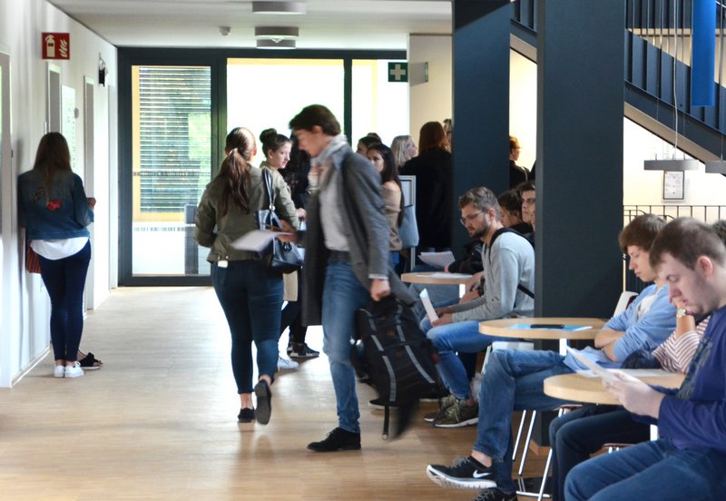 Über 6.400 Menschen haben sich an der Hochschule Landshut für einen Studienplatz beworben. Nun läuft die Immatrikulation.