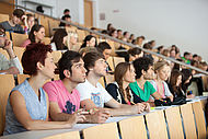 Verlesungen an der Hochschule Landshut bieten Schülerinnen und Schülern eine Orientierungshilfe bei der Wahl des Studiums.