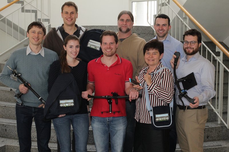 Das Studierendenteam hat die Entwicklungen mit ihren Betreuerinnen und Betreuern zum Wettbewerb der Organic and Printed Electronic Association eingereicht.
