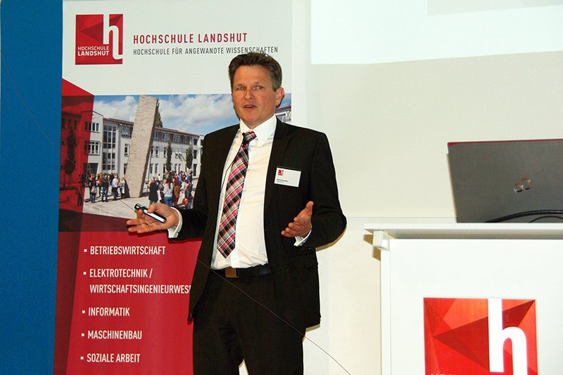 Best Practice bot Ralf Schwitzko (Brainlab AG) bei seinem Vortrag.
