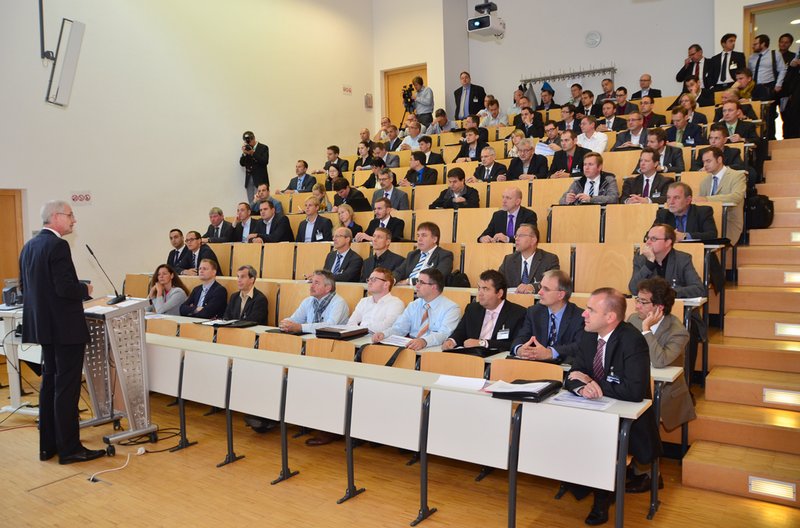 Hochschulpräsident Prof. Dr. Karl Stoffel begrüßte die zahlreichen Experten aus der Automotive-Branche