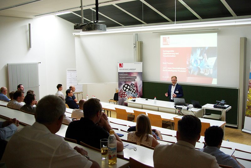 Vizepräsident Prof. Dr. Holger Timinger bei der Begrüßung der Teilnehmer/-innen.