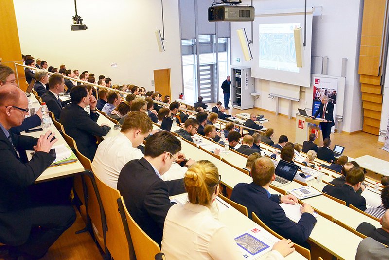 Volle Ränge bereits beim Auftakt des 8. Landshuter Leichtbau-Colloquiums, Hochschulpräsident Prof. Dr. Karl Stoffel bei der Begrüßung